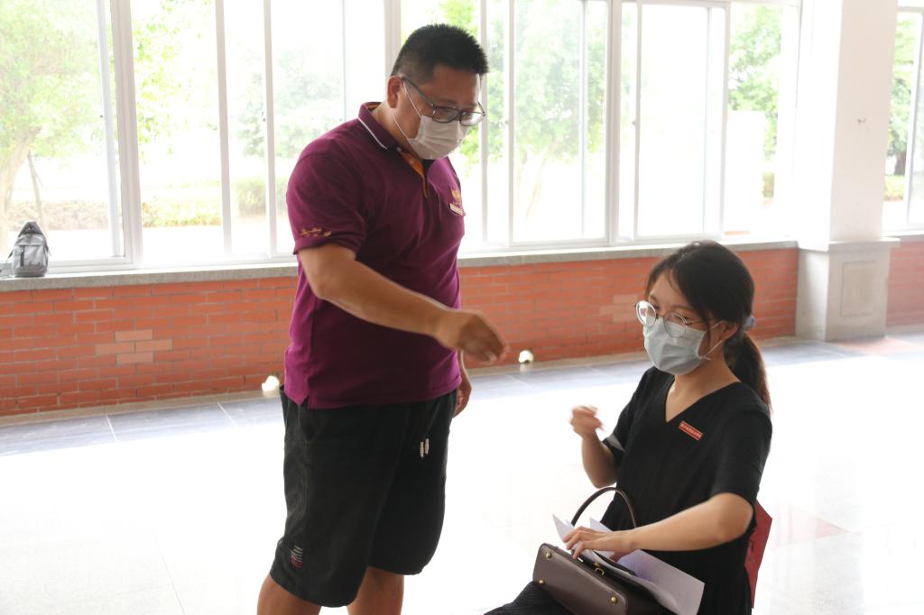 给发热员工测量体温